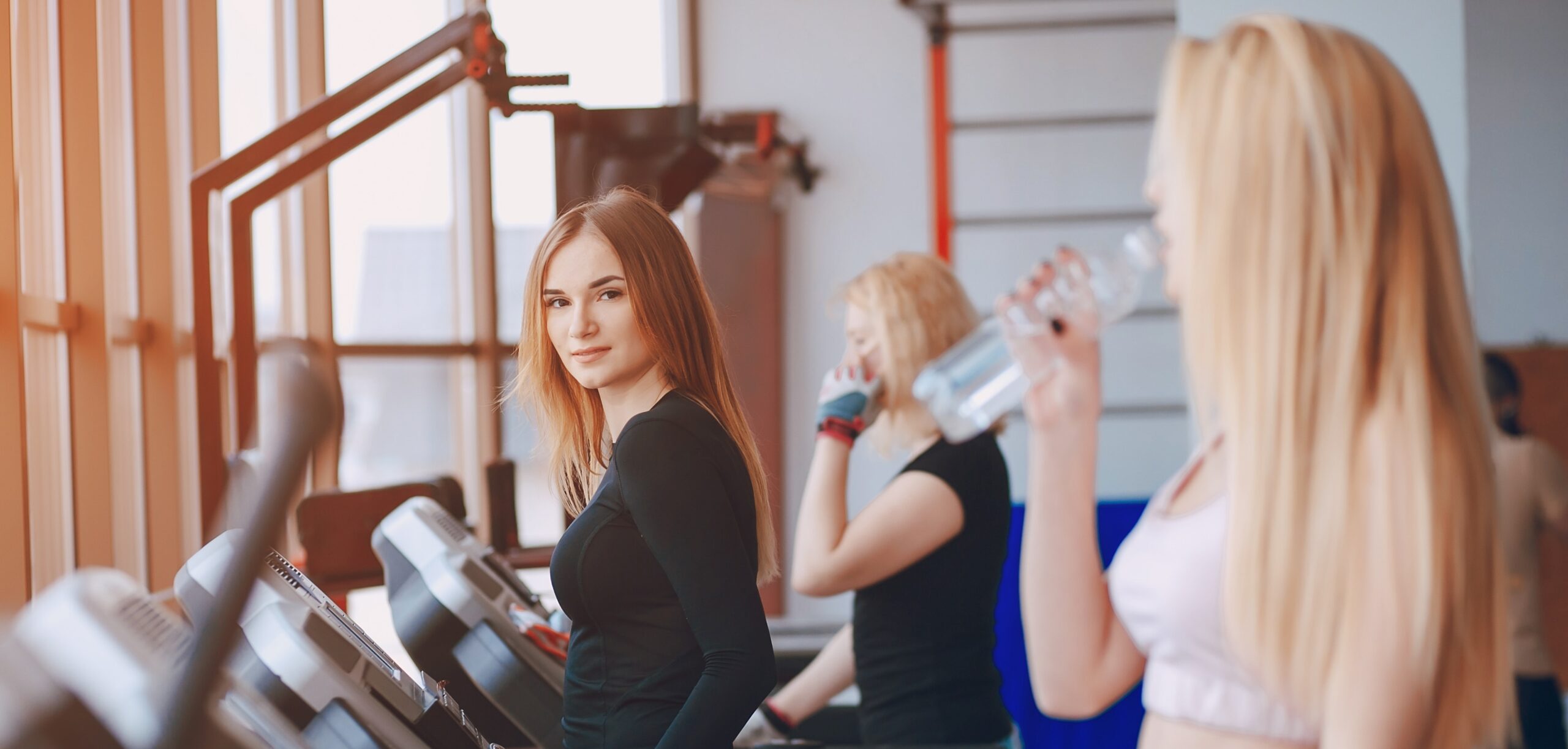 Women staying active and hydrated at the gym